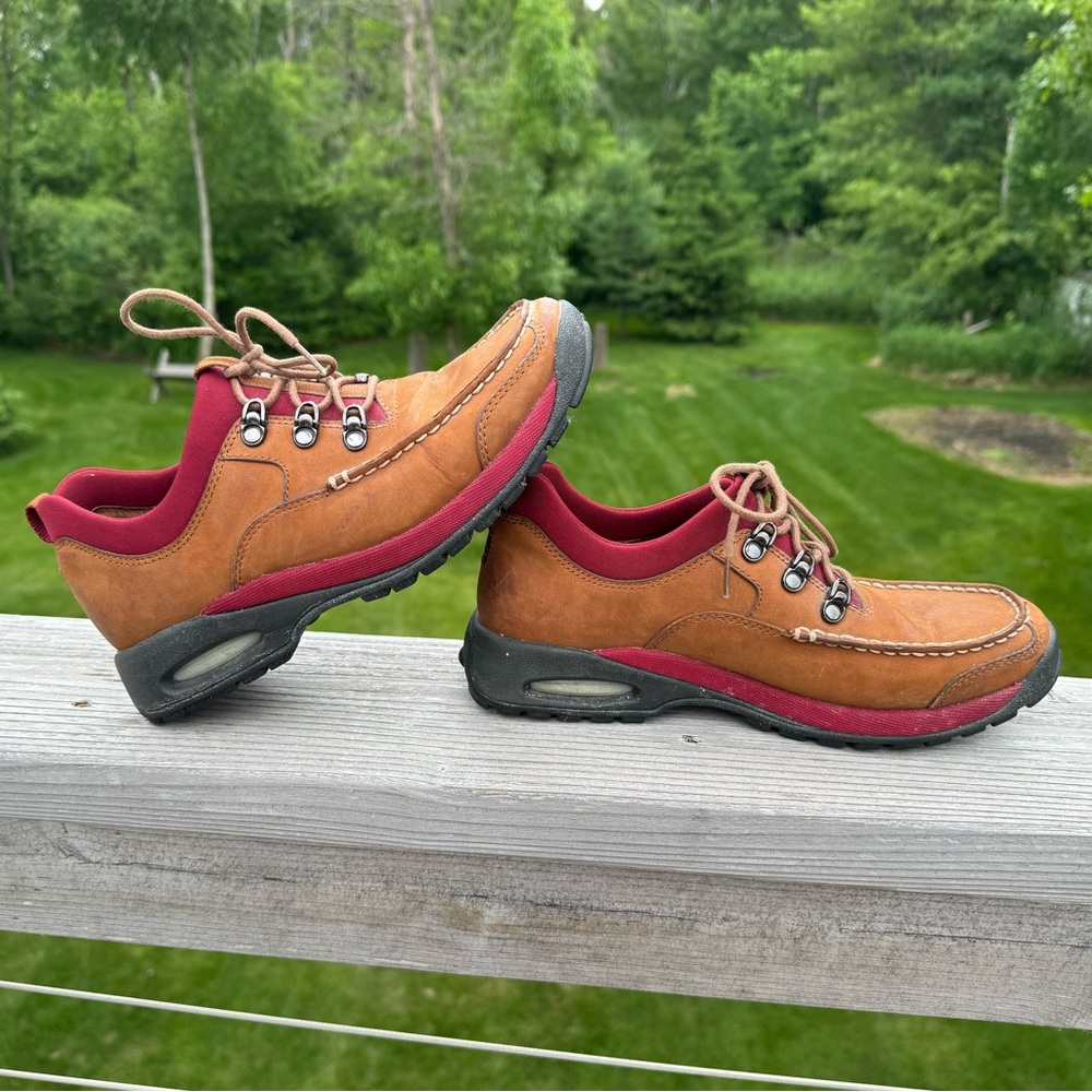Cole Haan size 8.5 Country Brown Leather w/ Red Accent Hiking and Walking Shoes